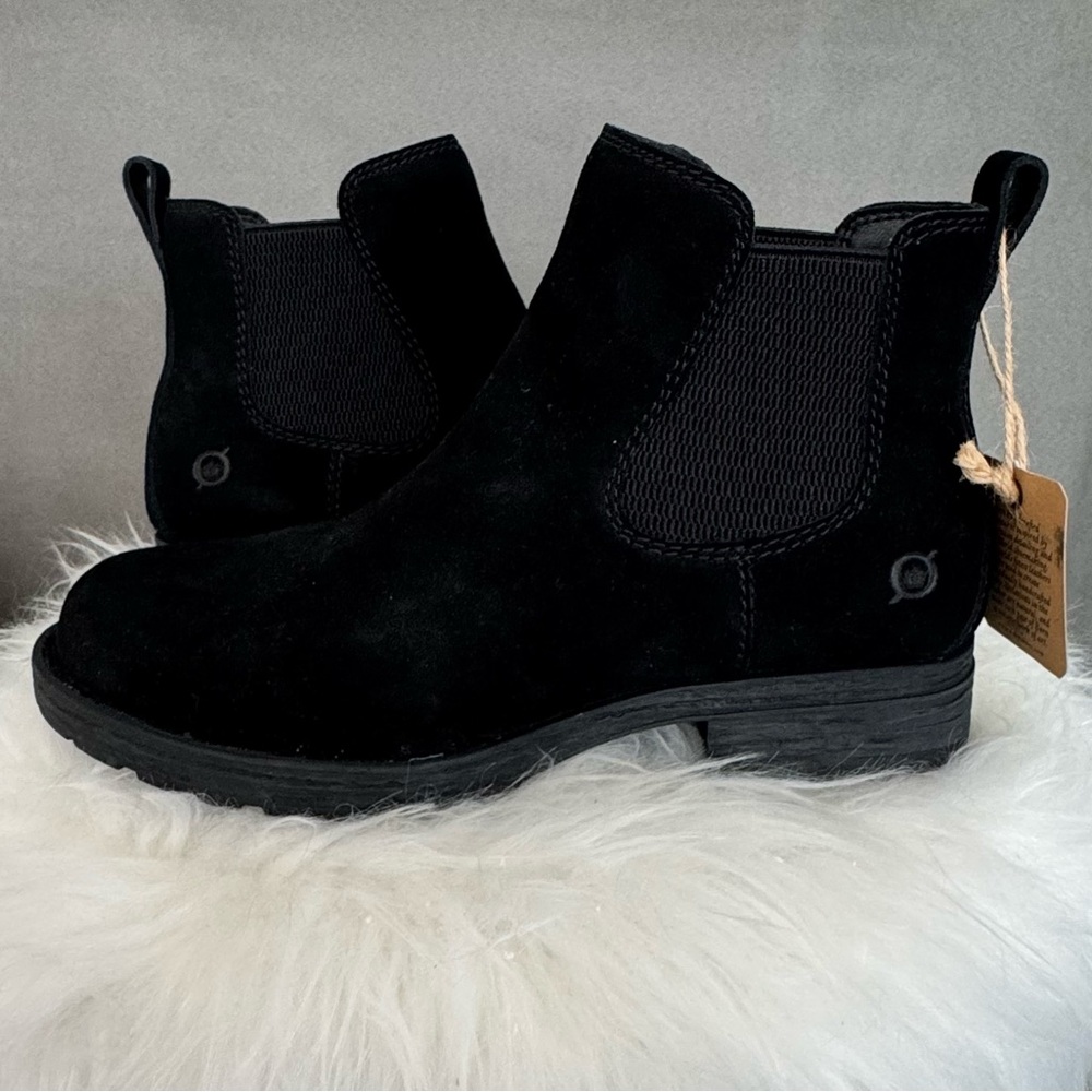 Born Cove Black Suede Chelsea Ankle Boots Size 7.5 NWOB
